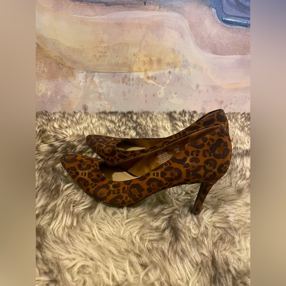 Old Navy cheetah print heels (Size US WOMENS 6)